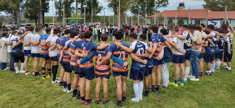 Jóvenes y asistentes abrazados