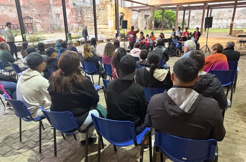 Inauguración, jóvenes y publico escuchando una banda