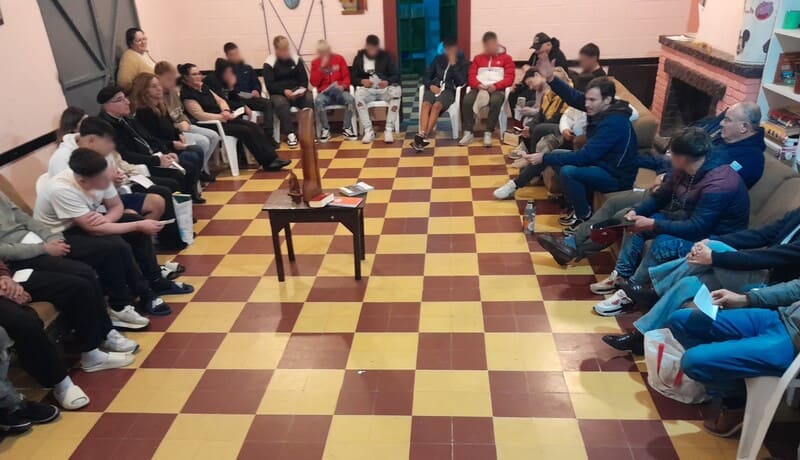 Cardenal con jóvenes y educadores en ronda
