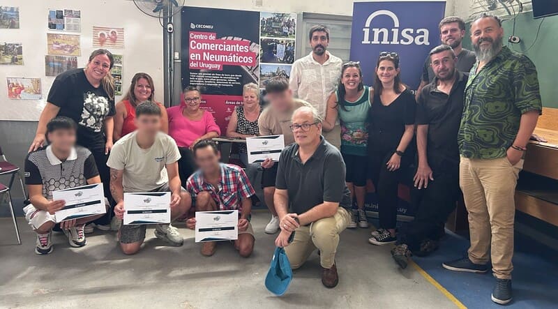 Jóvenes con sus diplomas y autoridades