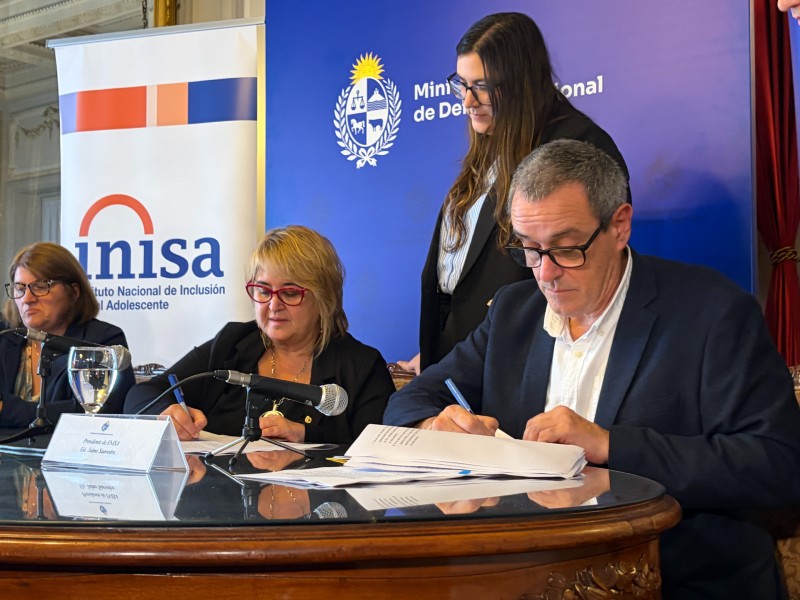 Ministra y presidente de Inisa firmando convenio