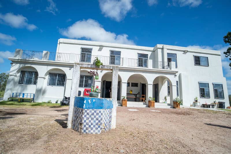 Fachada refaccionada de un centro