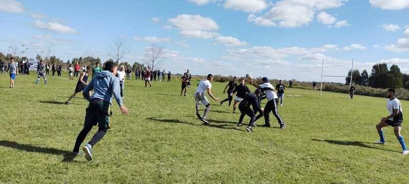 Halcones, Espartanos y jóvenes jugando al rugby